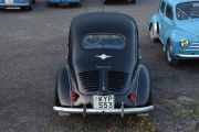 Så kommer vi til Renault 4CV, denne er fra 1960 og har skiltlys. Hengslene til motorlokket er også svarte og vi vet at det var fem av dem på treffet