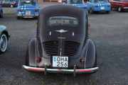 Neste Renault 4CV er den eldste på treffet, den er fra 1950 og mangler skiltlys. Den har blanke hengsler på motorlokket og blinklys på siden. Dessuten ser den annerledes ut når du ser gjennom bakvinduet