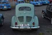 Denne Renault 4CV er fra 1955, den har grønne hengsler og blinklys på siden. Den har til og med skiltlys, men når jeg kikker gjennom bakvindu, så er den annerledes
