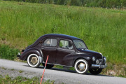 Renault 4CV i solskinn, og sjekk de felgene. Men her mangler det et deksel