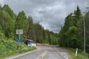 Så er det like før vi er i Sverige, her ser vi riksgrensen. Nå vil veien hete Gränsvägen når vi kjører Länsväg 964 videre