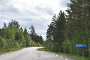 Så kommer vi til Bograngen, her bor det 144 personer og det er en kirke og en landhandel her. Kirken heter Södra Finnskoga kirke og er fra 1834, men ble innviet i 1895