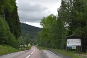 Velkommen til Sysslebäck står det, her bor det et sted mellom 400 og 500 personer. Vi følger Klarälven nå og den er det mye fisk i