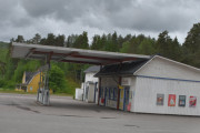 Her ligger GA Macken som er en bensinstasjon med butikk, tidligere så var det en Statoil stasjon. Det er ikke mange selvstendige bensinstasjoner igjen nå