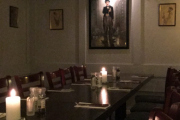 Historien begynner her på Sofies Mat og Vinhus. Vi er på julebord og koser vårs med god julemat og drikke