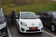 Men så stopper han, han har oppdaget en Renault Twingo hos Motor Forum
