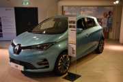 Men nå skal vi inn i godteributikken, og her er første godbiten. Renault Zoe, liten og slank og kan gå veldig langt