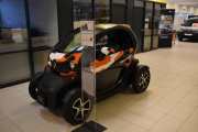 Men her dukker det opp en liten Renault Twizy, trenger den egentlig skilt?