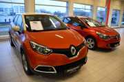 Den til venstre er en Renault Captur TCe 2016 modell, koster bare kr 165 000. Den til høyre klarer jeg ikke å se, dessuten må vi videre