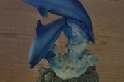 2 Delfiner som svømmer, høyde 11 cm.