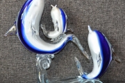 Delfiner i glass med blått - høyde 23 cm