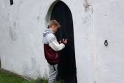 Men det er et nøkkelhull der, kanskje jeg kan bruke kamera og titte igjennom? Nøkkelhullet var tett som bestemor konstaterer
