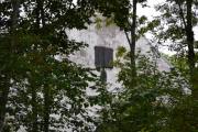 Kevin er den første som oppdager et stort hus foran oss