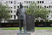 Her ser vi statuen av Kong Olav V som ble avduket i 2015