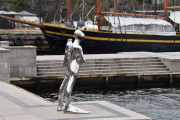 Dykkaren heter denne skulpturen her, laget av rustfritt stål og skuer ut mot Oslofjorden. Den ble satt opp på Honnørbrygga i 2014