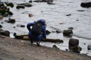 Nå er bestemor mer opptatt av det som er på stranden registrerer Kevin
