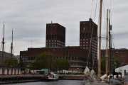 Klokken er 11.35 og her ser vi Oslo rådhus som ble bygget fra 1931 til 1950. De to tårnene vi ser er 63 og 66 meter høye