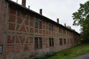 Det er Lavetthuset fra 1847-1848 som var et lagerhus for militære og senere ble ombygd. Men det kan du lese om selv