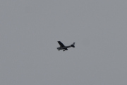 Så kommer det et lite småfly over oss, litt for langt borte, men jeg tar en sjanse. Tror det er LN-NRO som er et Cessna C172 S