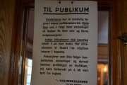 Kevin blir observant på en plakat inne i vognen - Til publikum