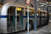 Men nå ser jeg 21 Skillebekk-bussen, den må vi ta en tur inn i