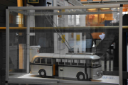 Det er vel denne som kalles trolleybuss, lange armer opp som henter strømmen fra luftledningene