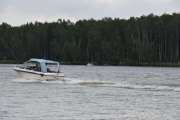 Ingen fiskestenger på denne båten, men så ser jeg noe i bakgrunnen