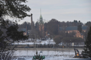 Litt mislykket men jeg tar det med allikevel, gravemaskin - stor pipe og en kirke