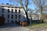 Rett over gaten ser vi Professorboligen og Universitetetshagen