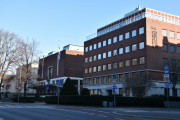 Kunstnernes hus til venstre og noe som heter Making Waves til høyre