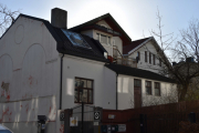 50 meter til jobben, men jeg må vise dere huset som er til salgs der.