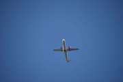 Så kommer endelig det første flyet mens jeg går i Høyenhallsvingen, det er et SAS fly