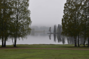 Takket være Holmenkollstafetten står jeg her før klokken syv om morgenen. Og vi skal helt ut på odden der ute