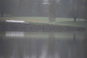 Golfbanen i bakgrunnen og mange flyteknotter i vannet, er det garn som skal fange opp ballene?