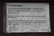 Her har vi skiltet, Gamlestueodden står vi på nå. Så for vi med oss litt historie også