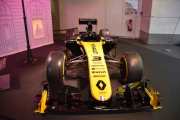 Det er ikke samme racerbilen som stod her i fjor, dette er en F1 R.S.19 og den som stod her i fjor var en F1 RE40