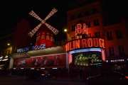 Moulin Rouge er neste stoppested for de andre tre, men siden det er fotoforbud der inne står jeg utenfor og venter. Men så viser det seg at det holder på i to timer til med kabaret så jeg går og legger meg