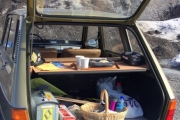 En Renault 6 er frokostbilen i det fri