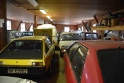 Så den andre siden, der står det forresten en hvit Renault 5 også med en kar bak
