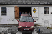 Ikke før jeg har gått ut så rygger det inn en Renault Espace, antageligvis en 1997 modell