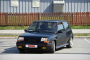 Her kommer det en bil til, det må da være en Renault 5 som akkurat har kommet på veien. Den har jo prøveskilt på