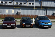 Hei vent, den til høyre har jeg ikke dokumentert, det er en Renault Captur, sikkert en 2015 modell. Men har vi fått med oss bilen til venstre? Hvis ikke så er dette en Renault 19 Cabriolet, sikkert en 1993 modell