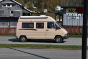 Her er det noe jeg ikke skjønner, han stod parkert på plassen et stykke unna oss så oppdager jeg at det er en Renault. Neste gang du er her parkerer du ved oss. Basta! Fotografen har talt