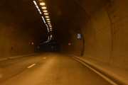 Det er 70 km i tunnelen og nedoverbakke så man må være forsiktig med gasspedalen