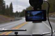 Her ser vi kamera filmer med lyd, så vi må være stille i bilen