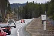 Den hvite varebilen er i ferd med å ta igjen en Renault, men som du ser har vi mistet både 15 og 17 i rekka. Betyr at fotografen har gått glipp av to forbikjøringer, men ikke filmkamera