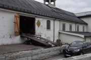Blir ikke samme trafikken inn og ut av låven i dag, men vi kan jo se hvilken Renault som står foran. Det er en Renault Kadjar fra 2015