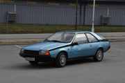 Her kommer det også en, er nok av den usminka typen dette også. Men han kommer i en Renault Fuego TX fra 1981