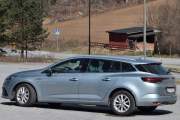 Men her kommer det en bil som er litt spennende selv om den er ny. Tygg litt på denne, Renault Megane E-Tech Plug-In Hybrid fra 2021. Her kommer fremtidens bil ryggende mot oss