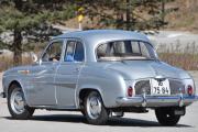 Men la oss ta en titt på bilen også, det er en Renault Dauphine  Gordini fra 1962. Men siden den er fra 1962, er det bare en Renault Gordini? Jeg bare spør, da jeg trodde Gordini kom i 1964